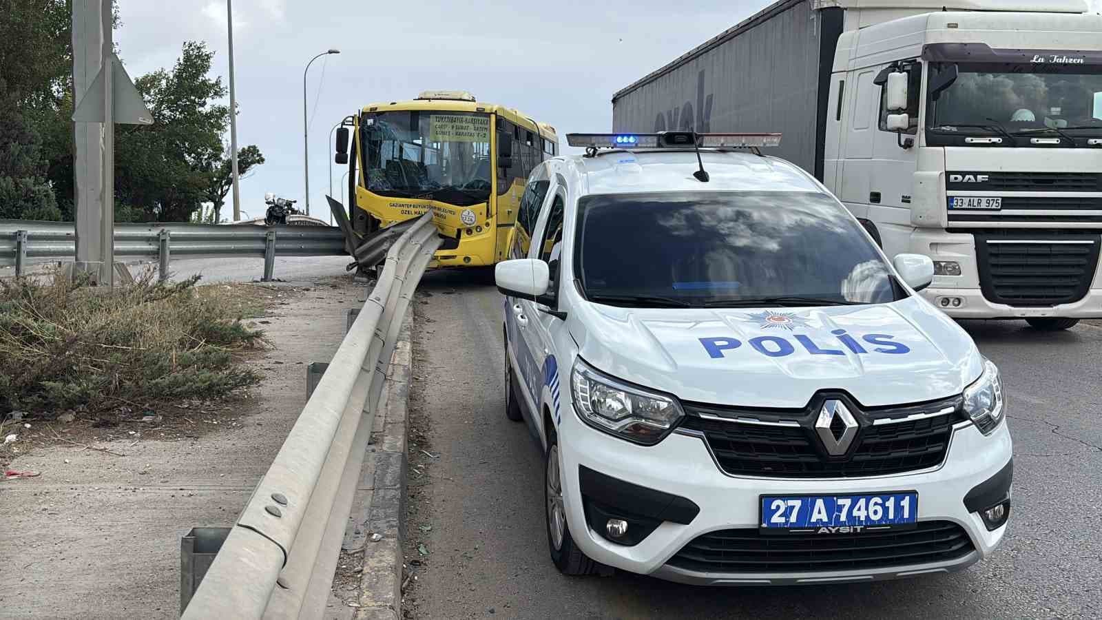Gaziantep'te Halk Otobüsü Bariyerlere Çarptı: 9 Yaralı