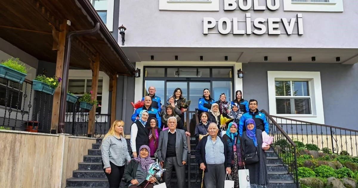 Bolu'da Polis Eşlerinden Yaşlılara Özel Anlamlı Buluşma