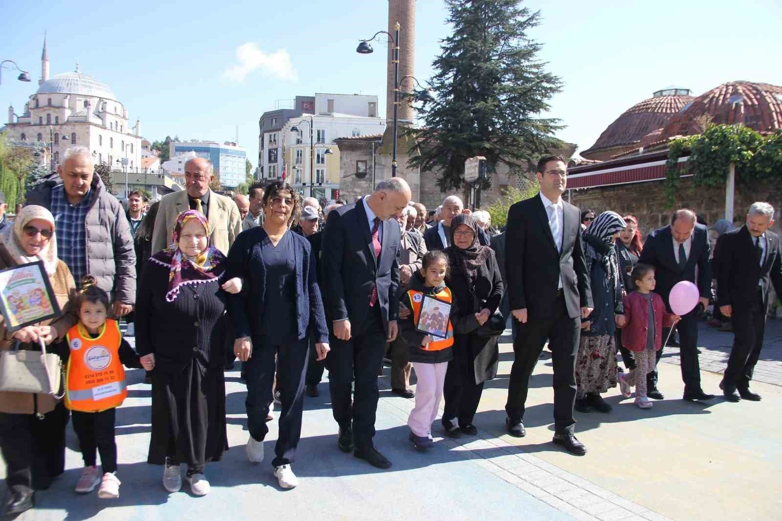 Bolu'da Dünya Yaşlılar Günü Dolayısıyla Anlamlı Yürüyüş Düzenlendi
