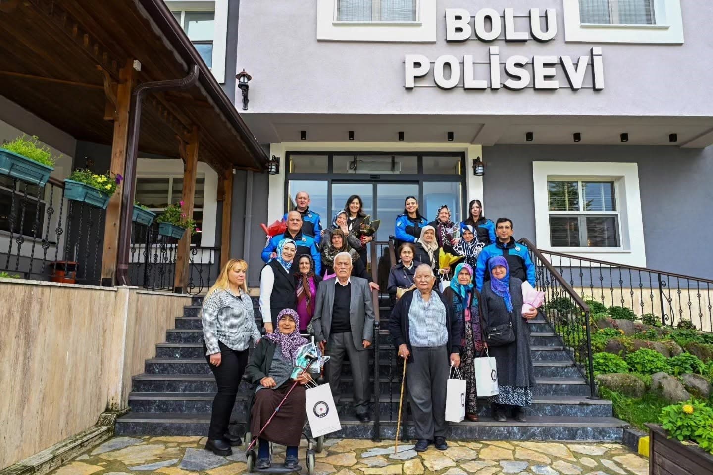 Bolu'da Polis Eşlerinden Yaşlılara Anlamlı Ziyaret