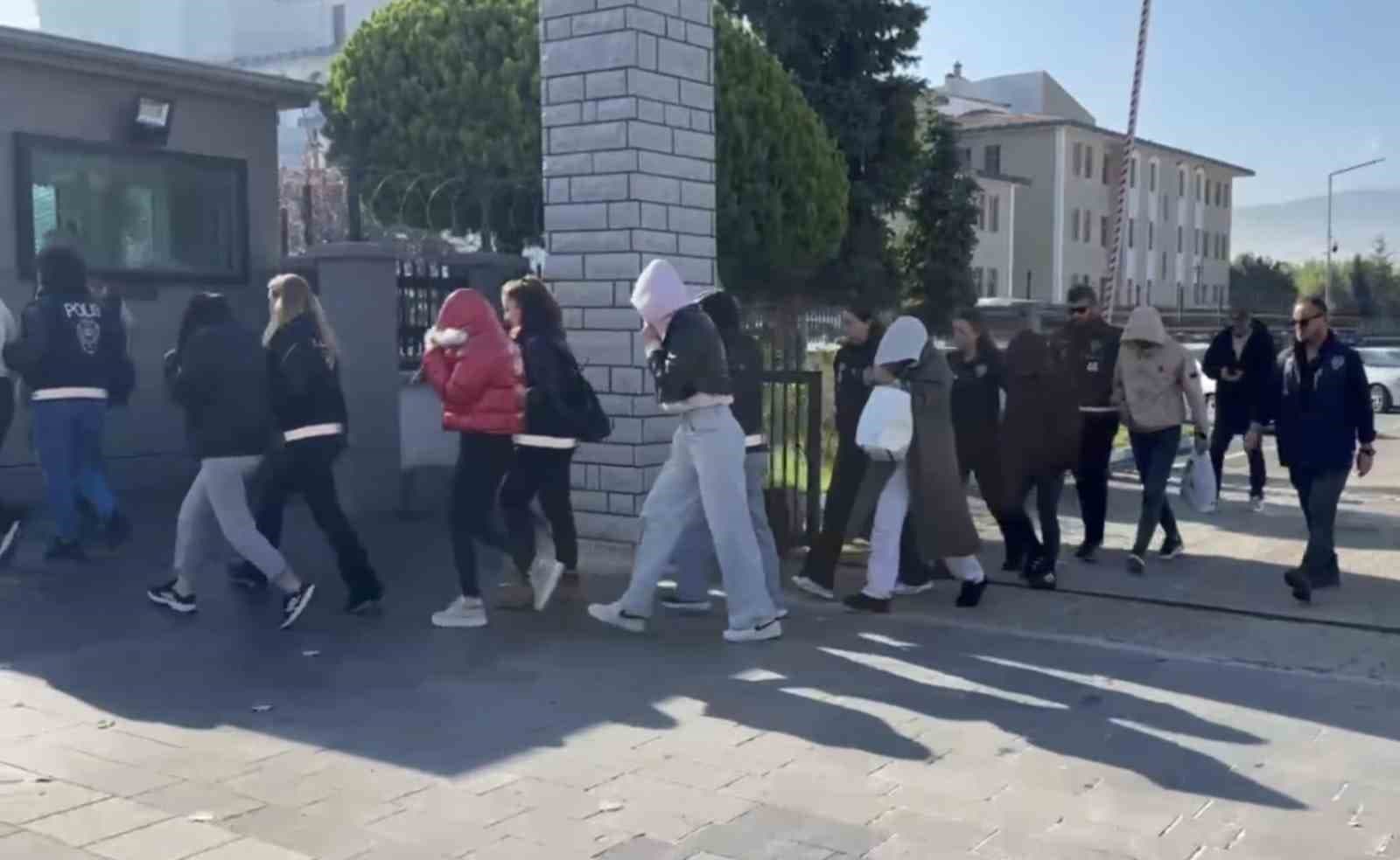 Düzce'de Masaj Salonlarına Fuhuş Operasyonu: 5 Kişi Tutuklandı