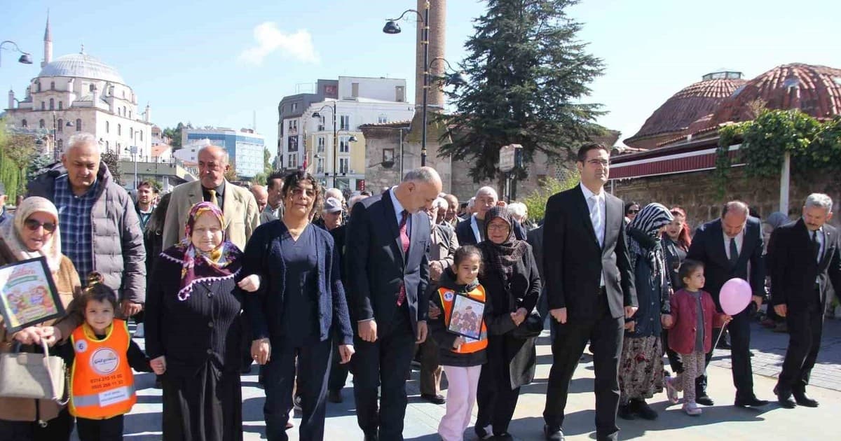 Bolu'da Yaşlılar Günü Kuşakları Buluşturan Yürüyüşle Kutlandı