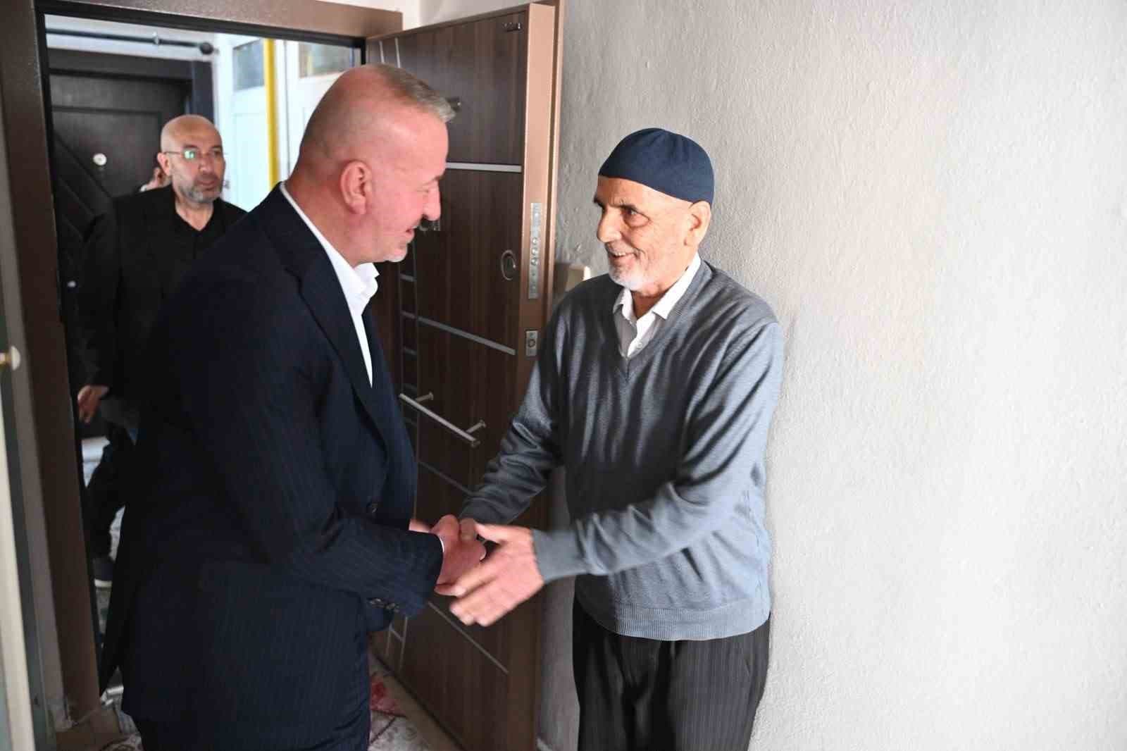 Başkan Karabatı'dan Yaşlılar Günü'nde Mutfaktan Haneye Uzanan Anlamlı Ziyaret