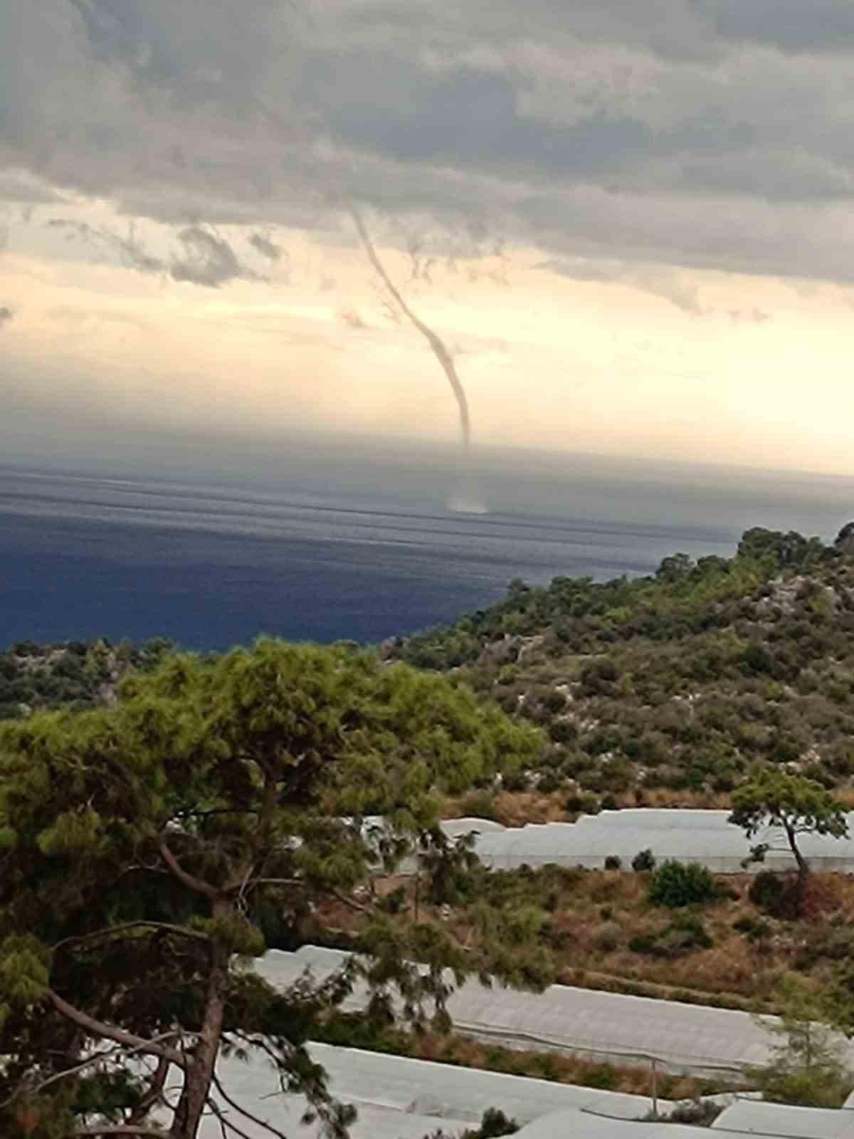 Kumluca'da Sağanak ve Hortum Dehşeti: Seralar Uçtu, Yollar Suyla Doldu