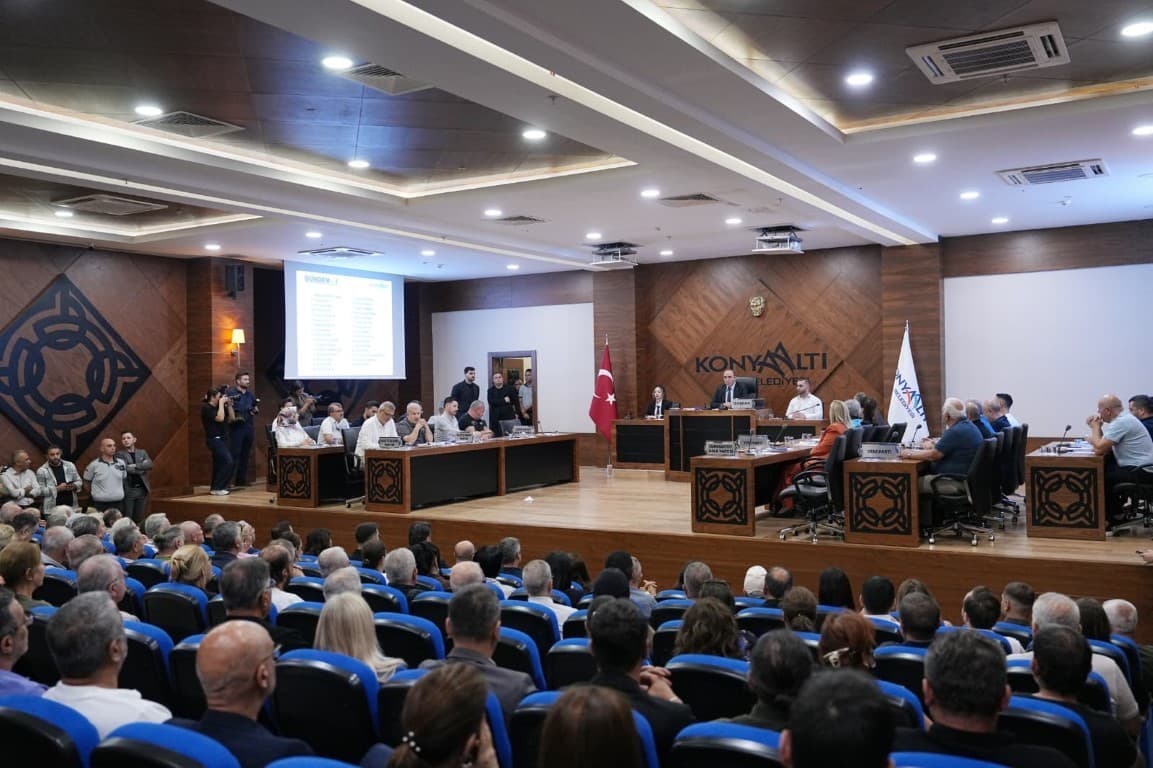 İstifa Eden Konyaaltı Belediye Başkanı Kotan'ın Katıldığı Mecliste Gergin Anlar