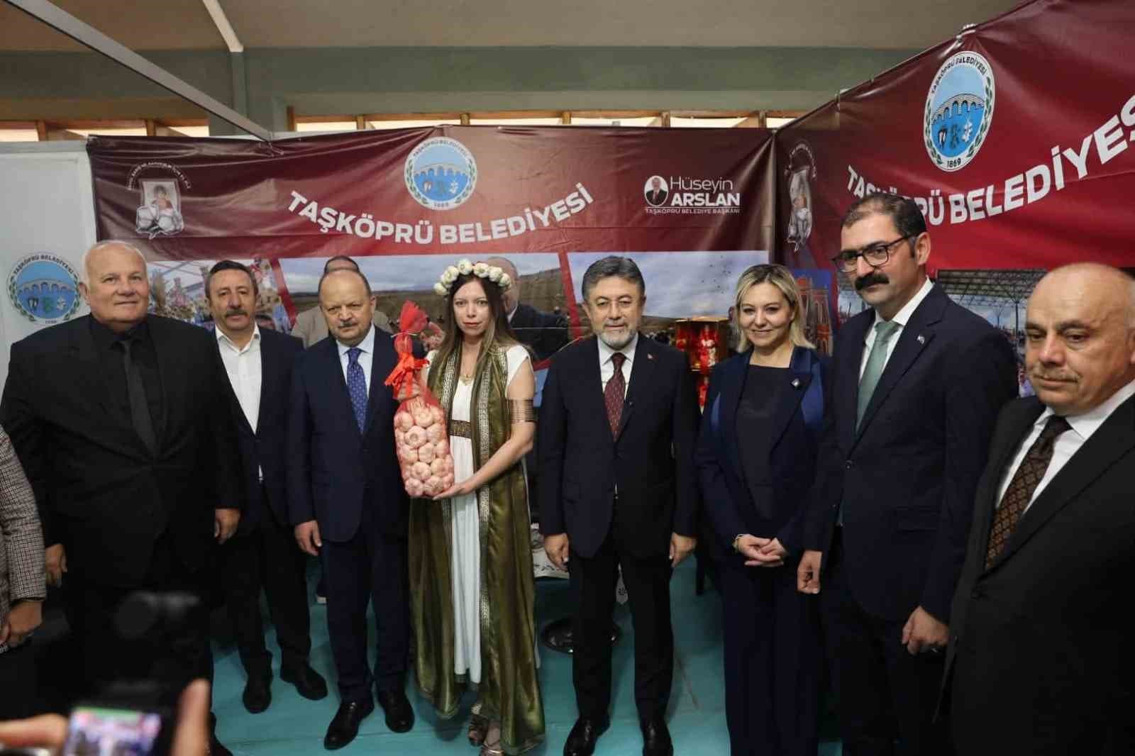 Bakan Yumaklı'ya Kastamonu Günleri'nde Taşköprü Sarımsağı Takdim Edildi