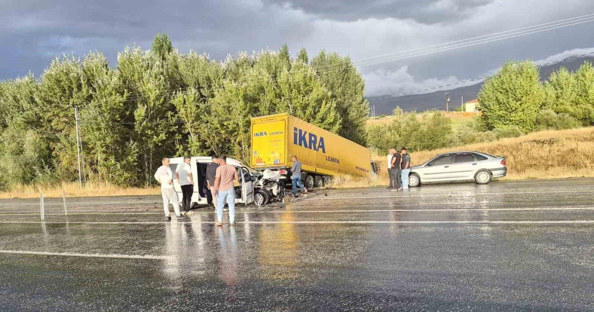 Malatya'da Şiddetli Kaza: Ticari Araç Tırla Çarpıştı, 4 Kişi Yaralandı
