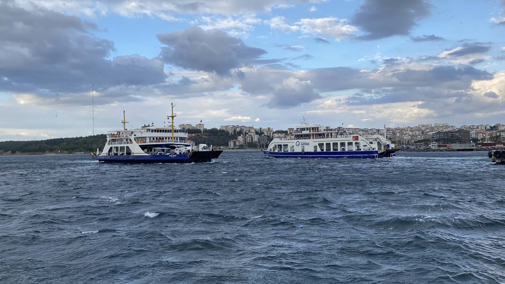 Kuzey Ege'de Şiddetli Rüzgar Ulaşımı Vurdu: Gökçeada ve Bozcaada Feribot Seferlerine Fırtına İptali