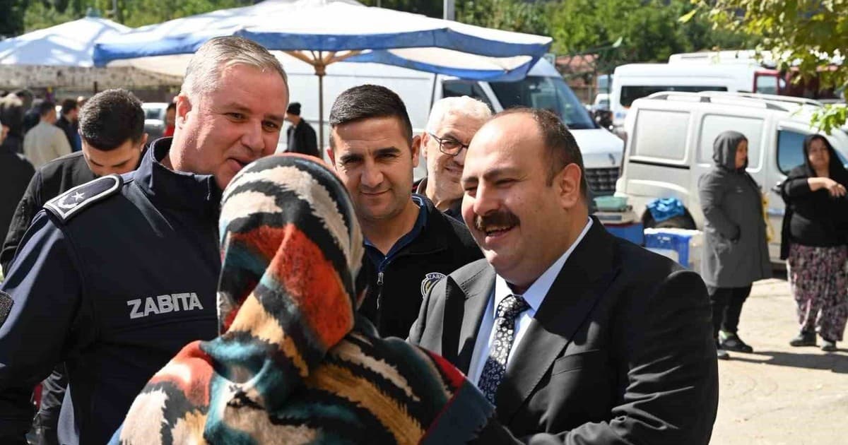 Başkan Hamamcı Kapalı Pazar Yerinde Esnaf ve Vatandaşlarla Bir Araya Geldi