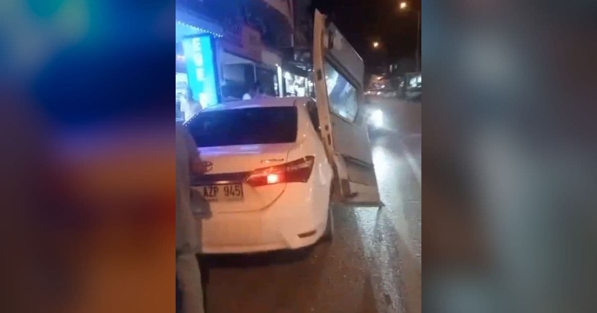 Minibüsün kapısı otomobilde asılı kaldı