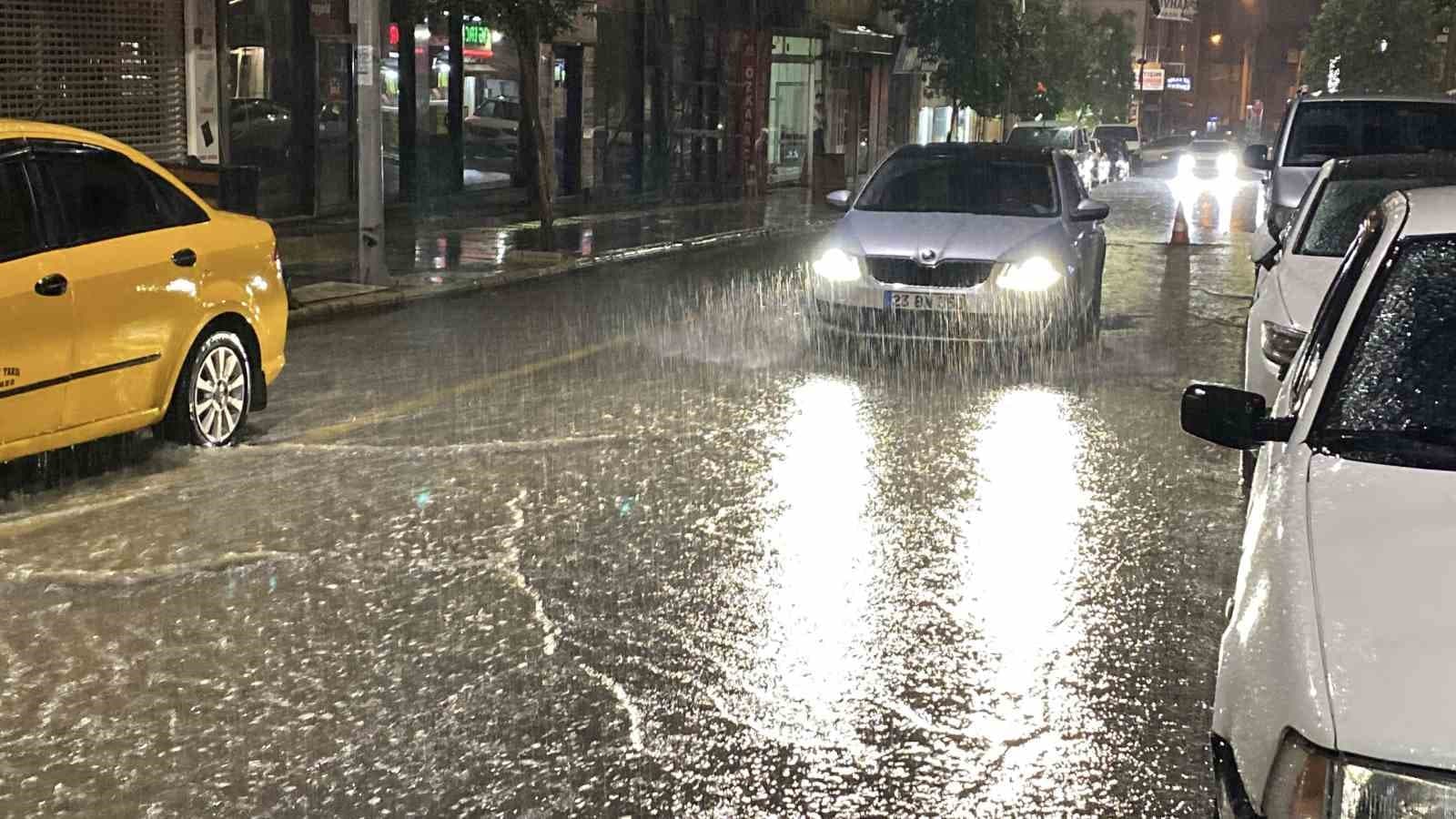 Elazığ'da Sağanak Yağış Ulaşımı Olumsuz Etkiledi