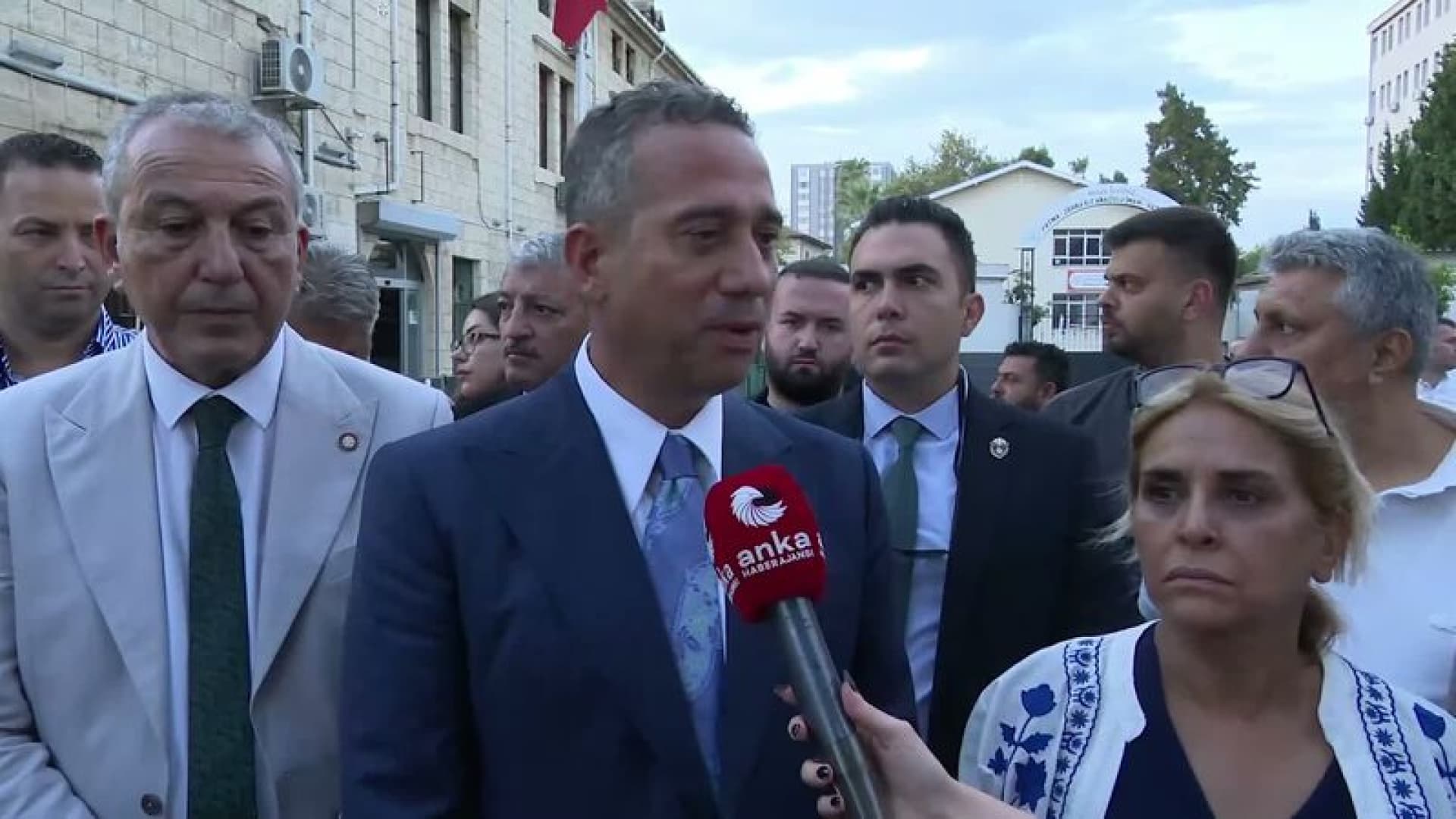 YENİ Parti Heyeti Belediyelerdeki Gözaltılar Sonrası Mersin'de Demokrasi Nöbetinde