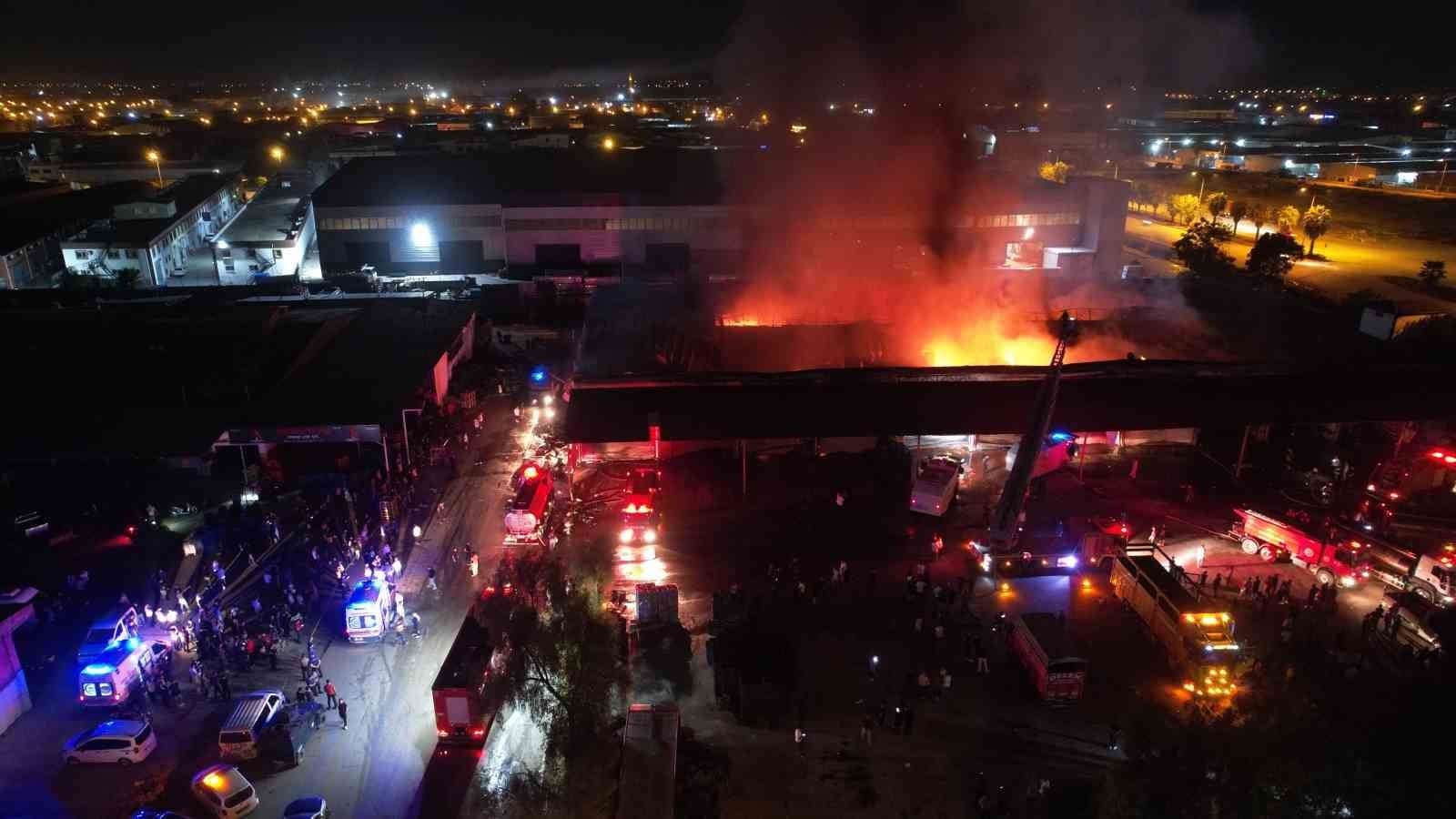Adana Halinde Alevler 22 Dükkanı Kül Etti