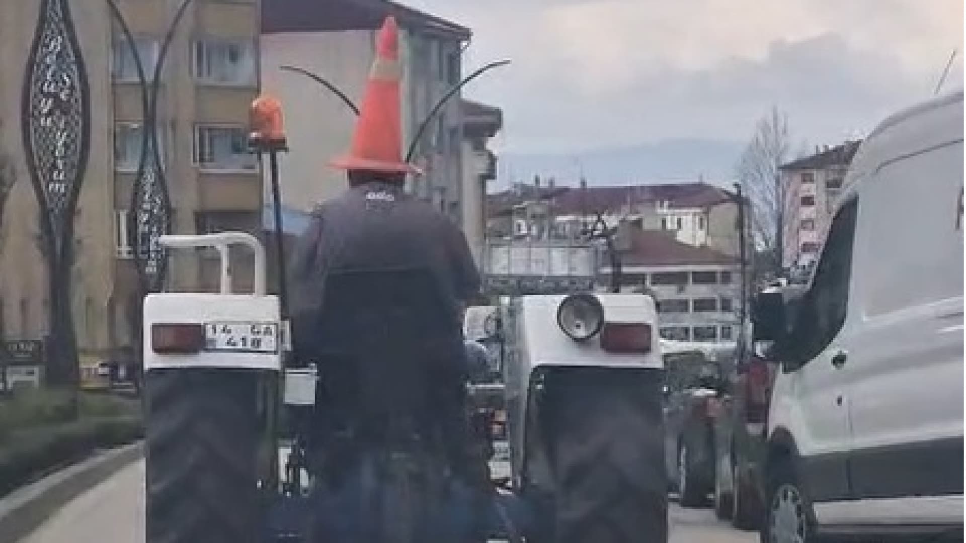 Kask Yerine Trafik Dubası Takıp Traktör Kullandı