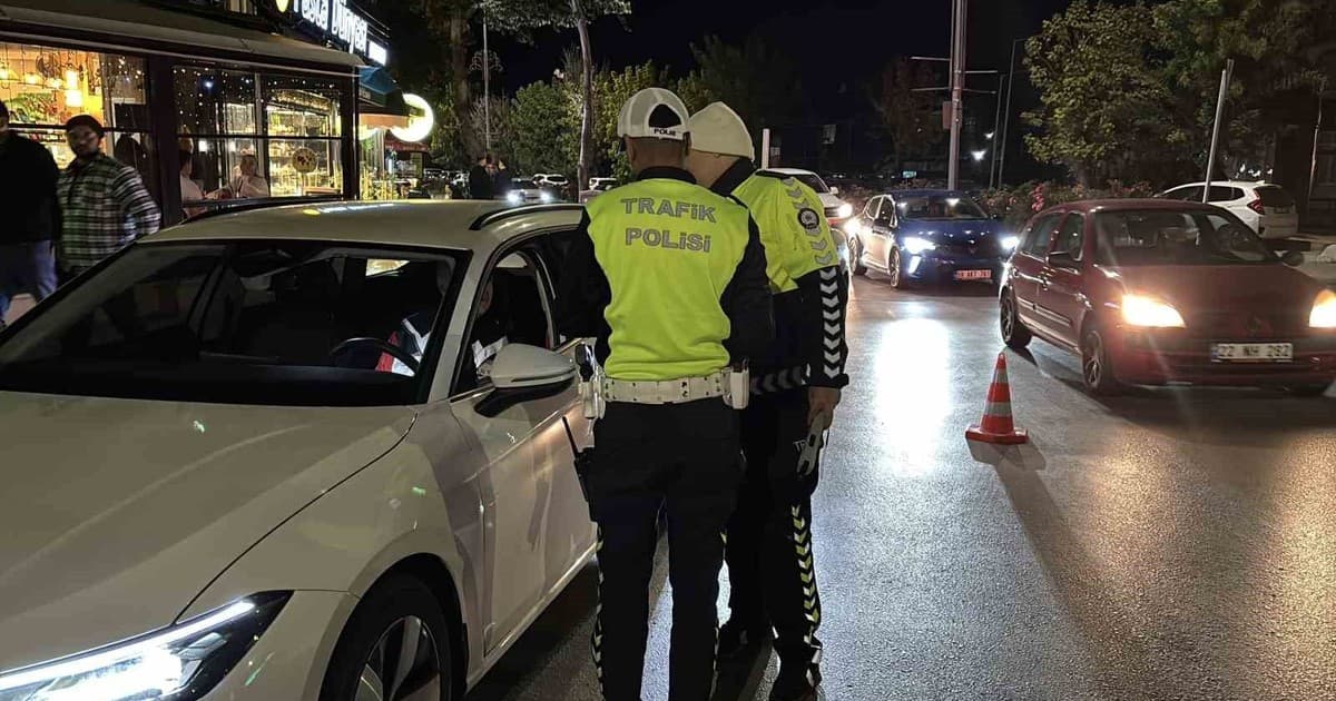 Edirne'de Doğum Gününü Kutlayan Sürücüye Trafik Denetiminde Sürpriz Ehliyet Şoku