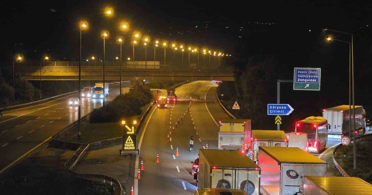 Anadolu Otoyolu'nda Kimyasal Yüklü Tır Devrildi: İstanbul Yönü Trafiğe Kapatıldı
