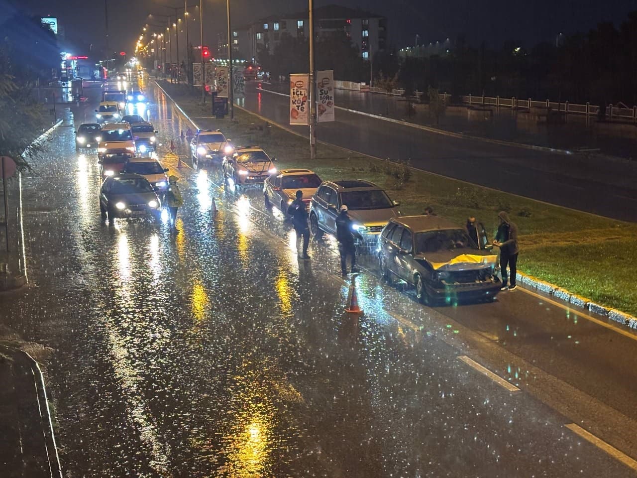 Erzincan'da Yağış Zincirleme Kazaya Yol Açtı: 5 Araç Birbirine Girdi