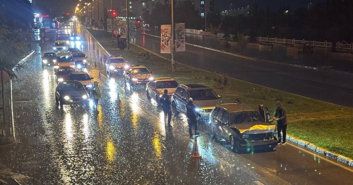 Erzincan'da Yağmur Nedeniyle Zincirleme Kaza: 5 Araç Birbirine Girdi