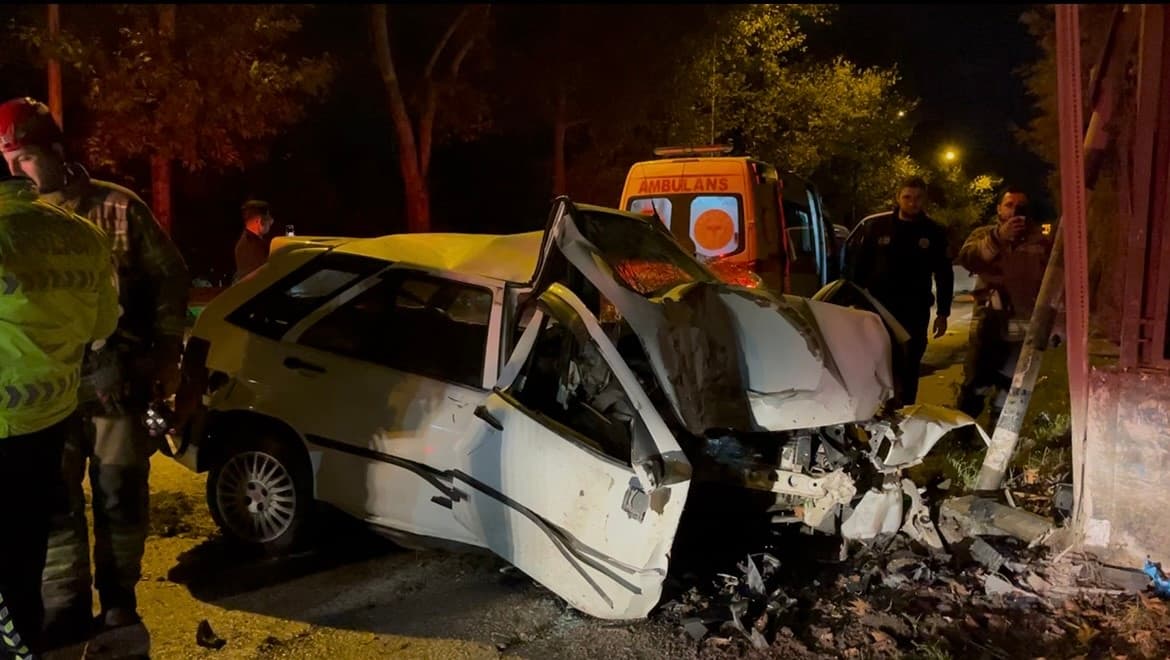 Bursa'da Duvara Çarpan Otomobilin Sürücüsü Sıkıştığı Araçtan İtfaiye Tarafından Kurtarıldı