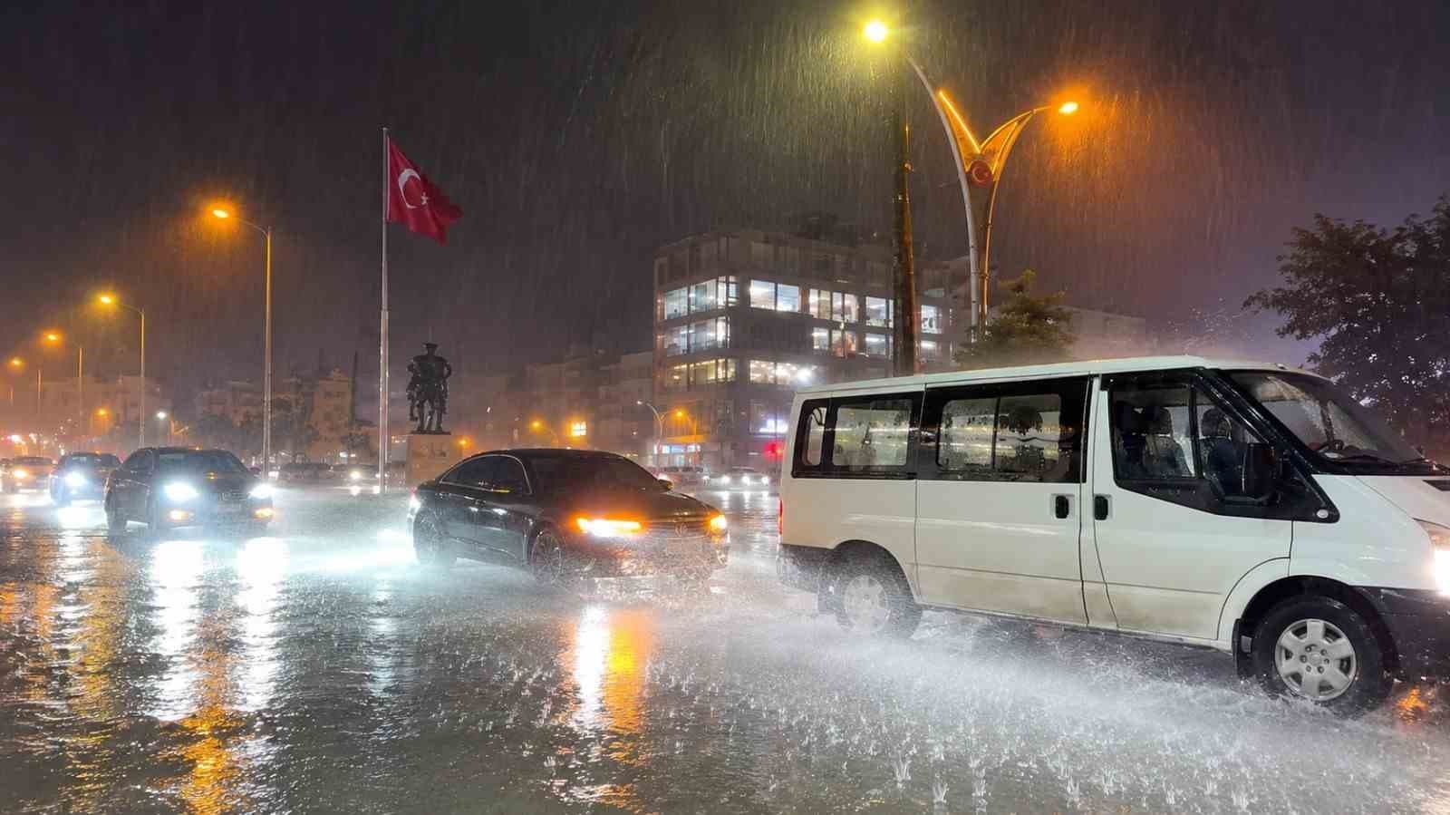 Hakkari'de Sağanak Yağış Hayatı Olumsuz Etkiledi