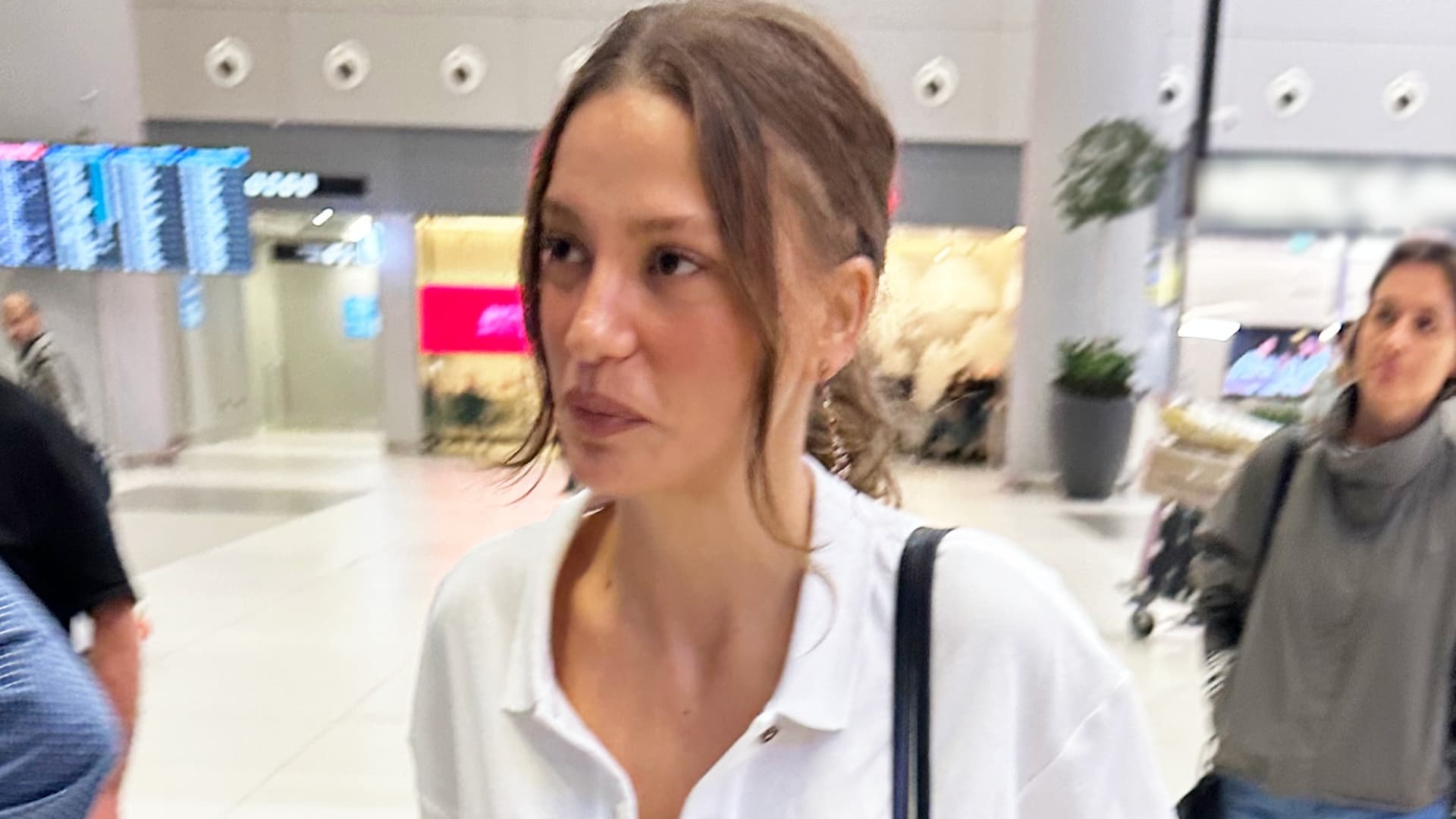 Paris Moda Haftası'ndan Dönüş Yapan Serenay Sarıkaya İstanbul'da Karşılandı
