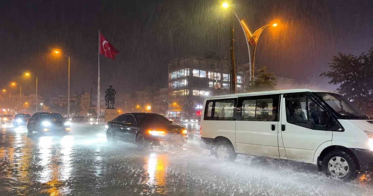 Hakkari'de Sağanak Yağış Hayatı Olumsuz Etkiledi