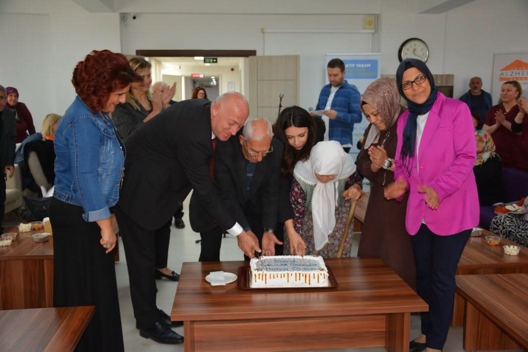 Başkan Kumral Dünya Yaşlılar Günü'nde Huzurevi Sakinleriyle Bir Araya Geldi