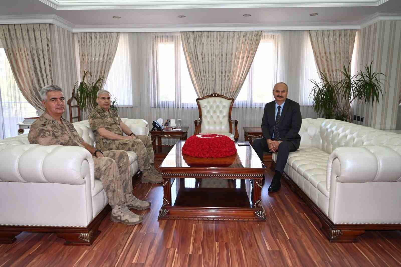 Tümgeneral Şakir Uslu'dan Batman Valiliği'ne Ziyaret