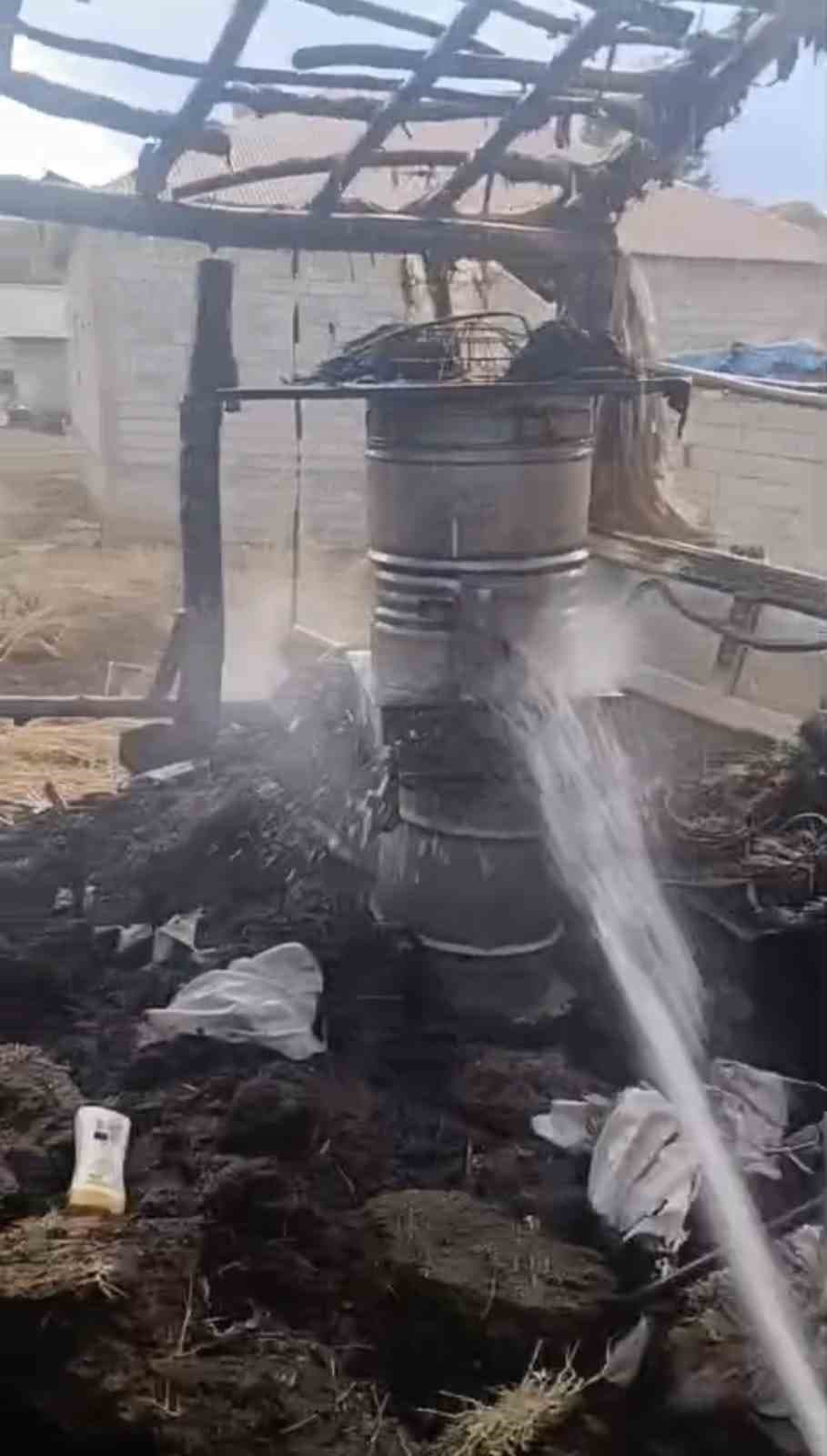 Yüksekova'da Alevlere Teslim Olana Odunlukta Kışlık Malzemeler Kül Oldu