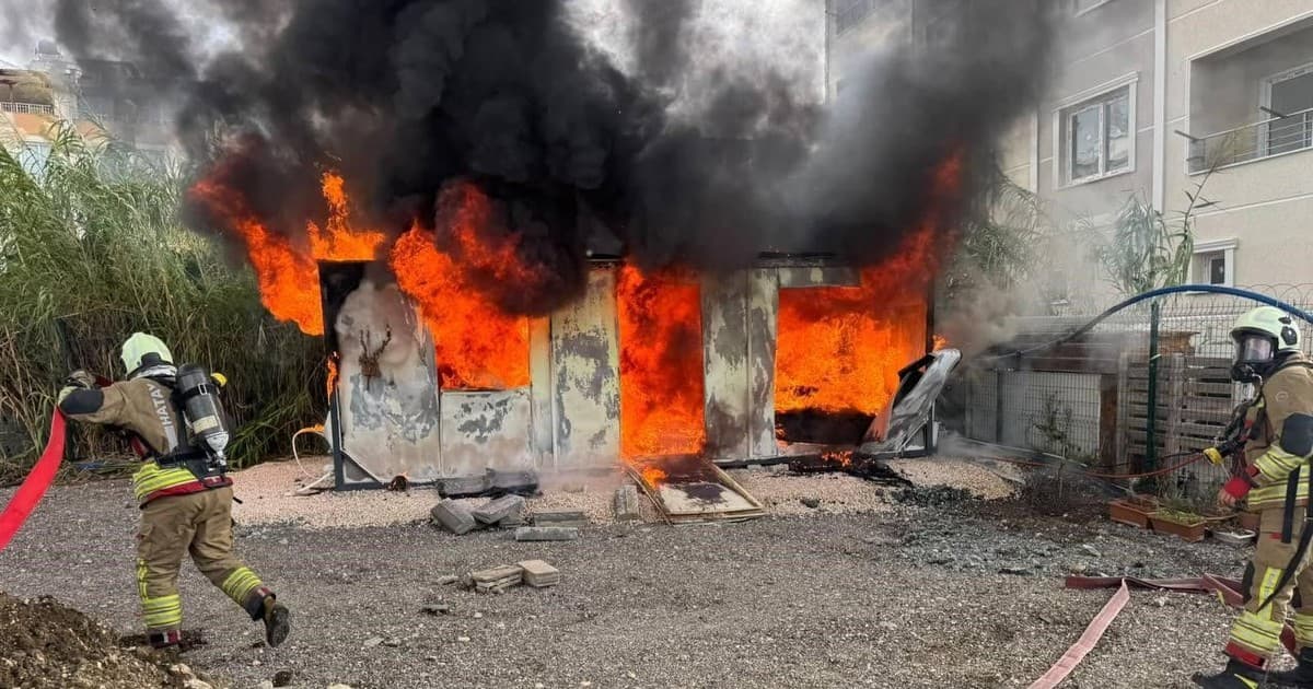 Hatay'da çıkan yangında konteyner kullanılamaz hale geldi