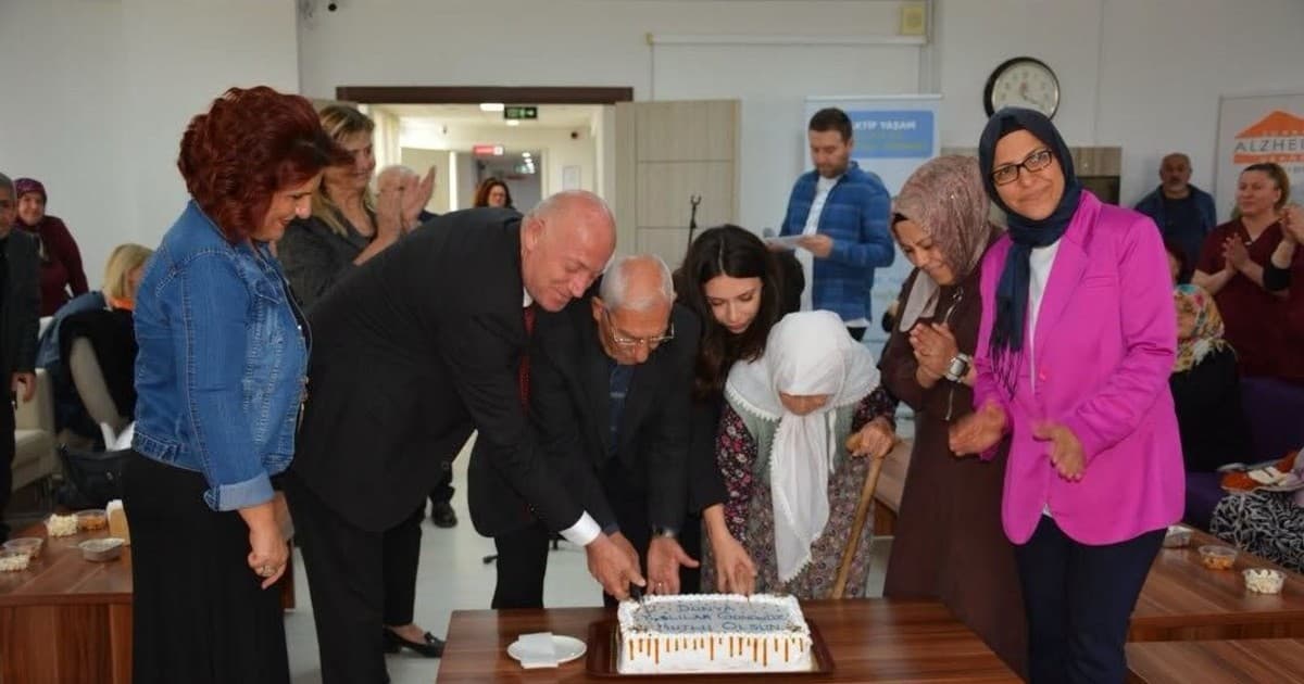 Başkan Kumral Huzurevi Sakinleriyle Yeşilçam Şarkılarına Eşlik Etti