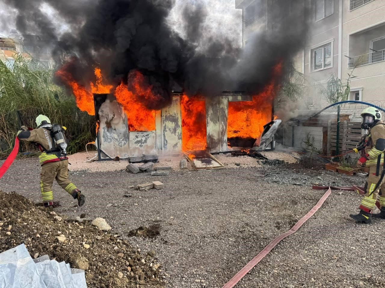 Hatay Defne'de Çıkan Yangında Konteyner Kullanılamaz Hale Geldi