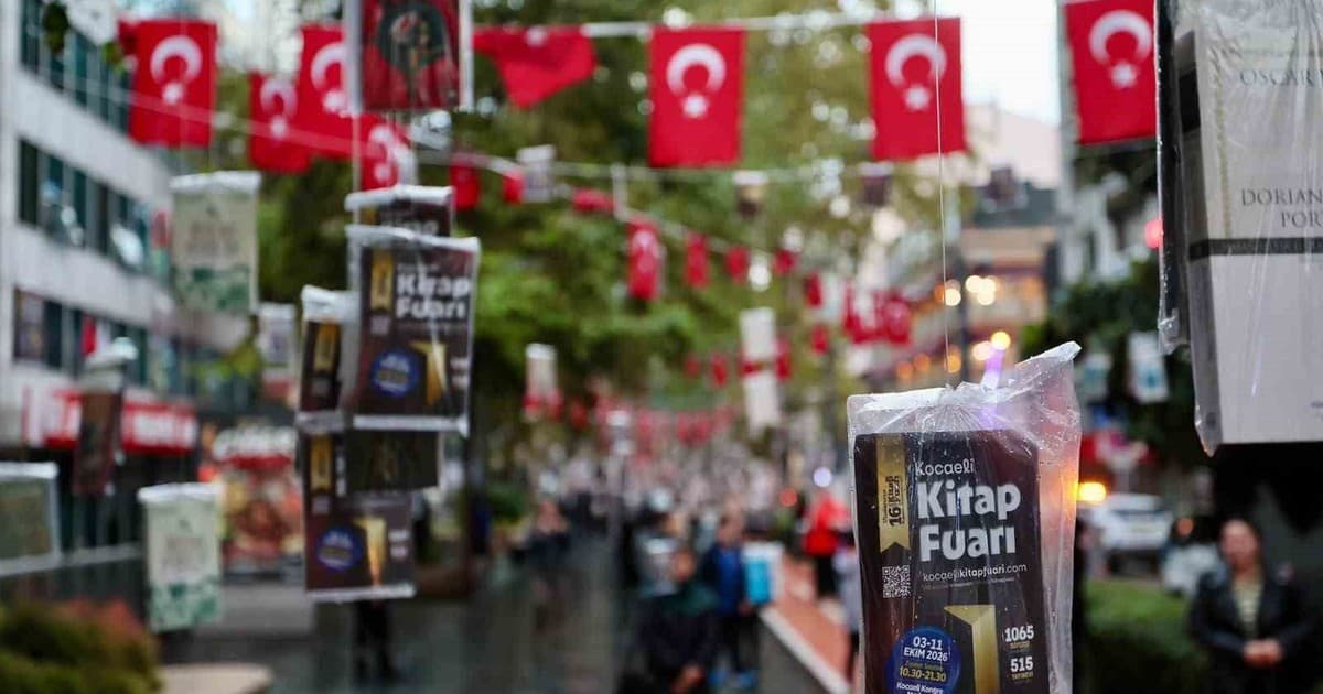 İzmit'te Ağaçlar Kitap Açtı: 5 Bin Kitap Dakkalar İçinde Tükendi