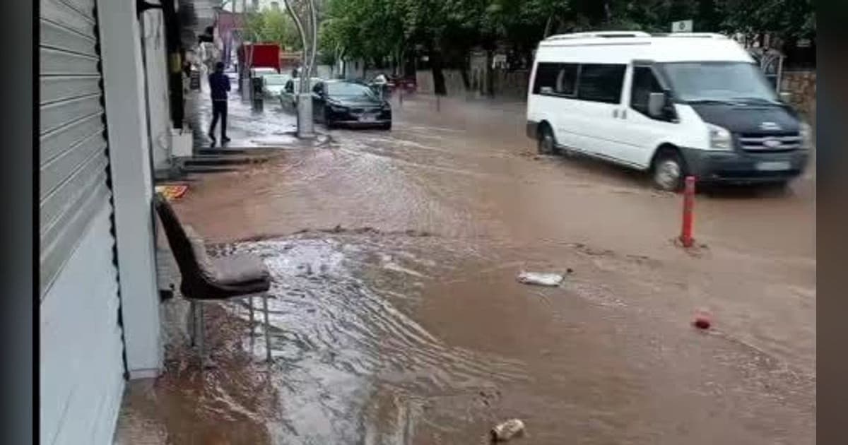 Silvan'da Sağanak ve Dolu Hayatı Olumsuz Etkiledi: Ev ve İş Yerlerini Su Bastı