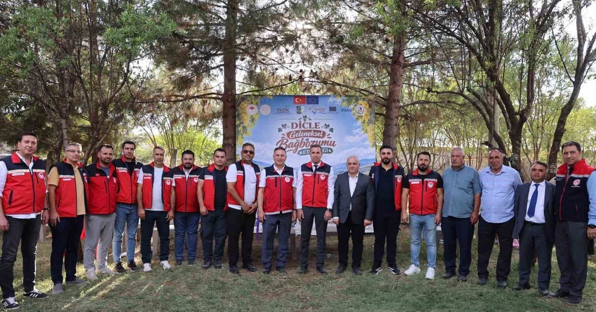 Dicle'de Bağ Bozumu Coşkusu: Üreticiler İlk Mahsulleri Dualarla Topladı