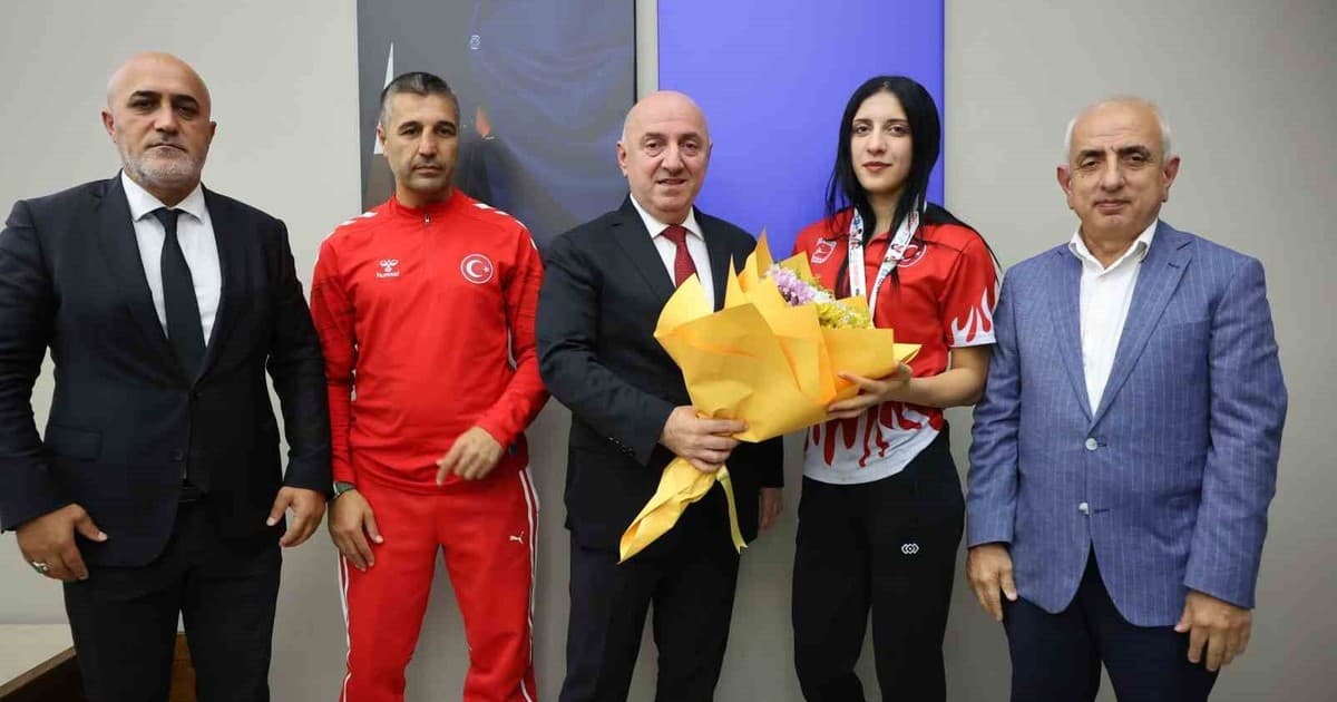 Dünya Şampiyonu Kick Boksçu Ezel Nur Karalar’a Darıca Belediyesi'nden Altın Ödülü