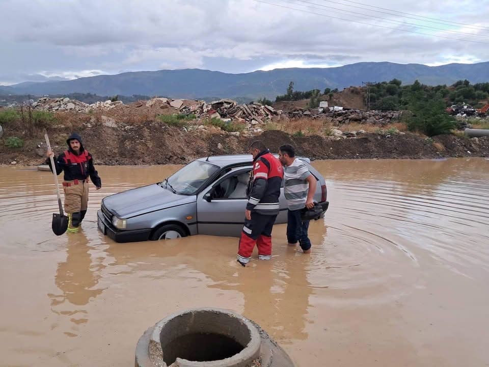 Antakya'da Sağanak Yağışa Yakalanan Bir Çocuk ve Bir Yetişkin Kurtarıldı