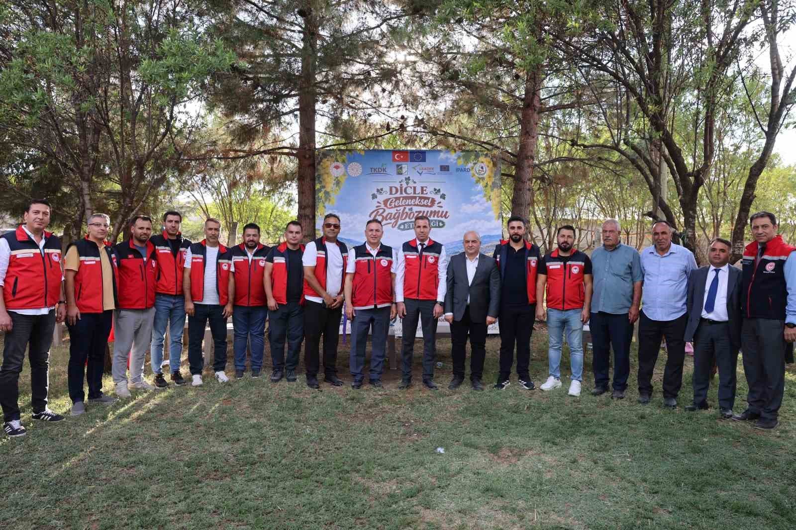 Dicle'de Bağ Bozumu Coşkusu: Üreticiler İlk Mahsullerini Dualarla Topladı