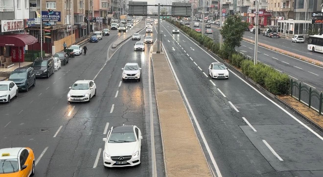 Diyarbakır'da Sağanak Yağış Hayatı Olumsuz Etkiliyor