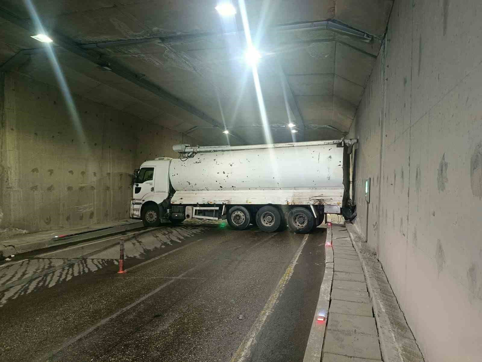 Erkenek Tüneli'nde Kaza: Kayganlaşan Yolda Tanker Tüneli Trafiğe Kapattı