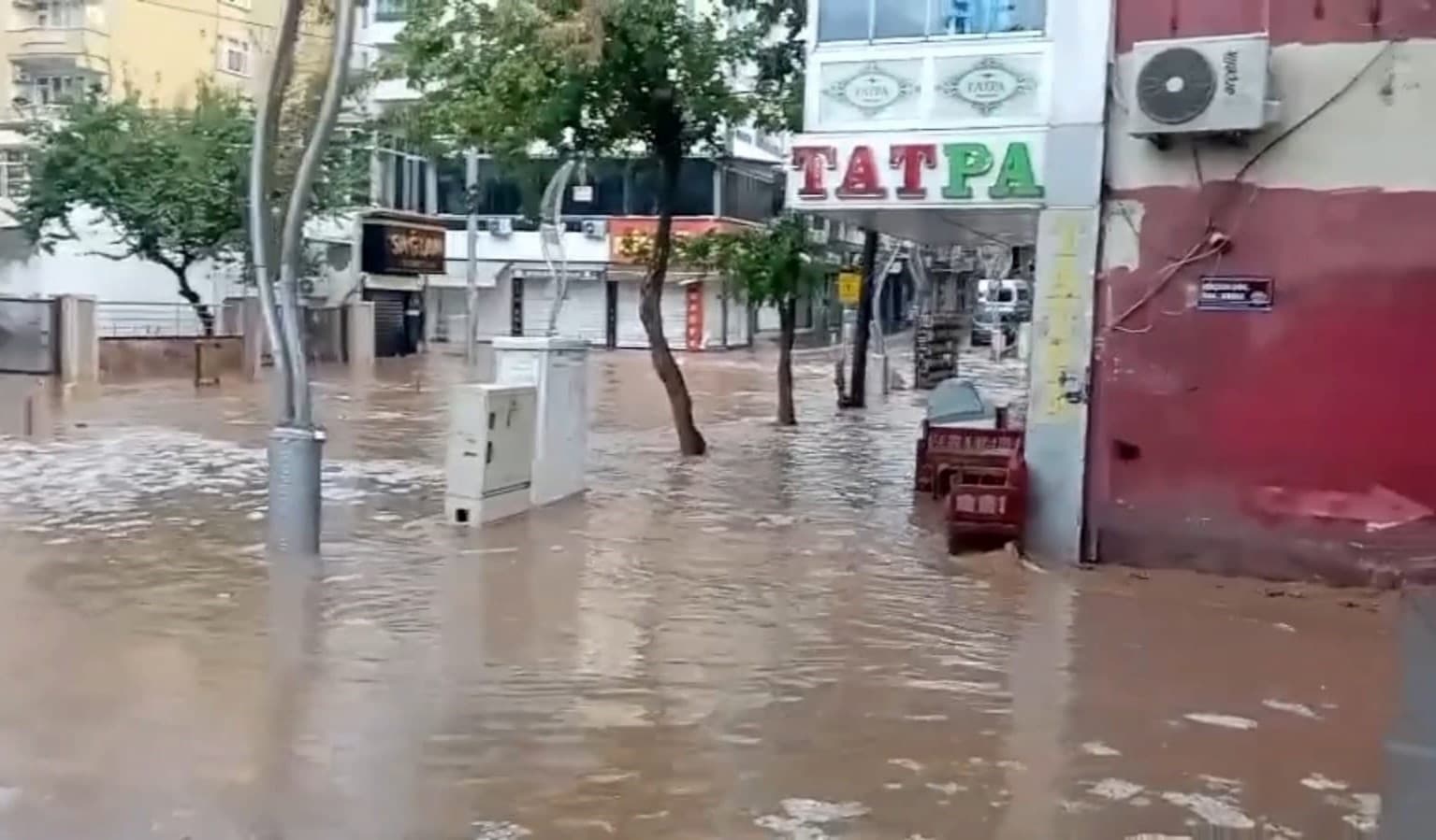 Silvan'da Şiddetli Yağış ve Dolu Hayatı Olumsuz Etkiledi: Ev ve İş Yerlerini Su Bastı