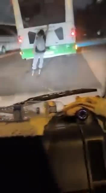 Bursa'da Patenli Gencin Otobüs Arkasındaki Tehlikeli Yolculuğu Kamerada