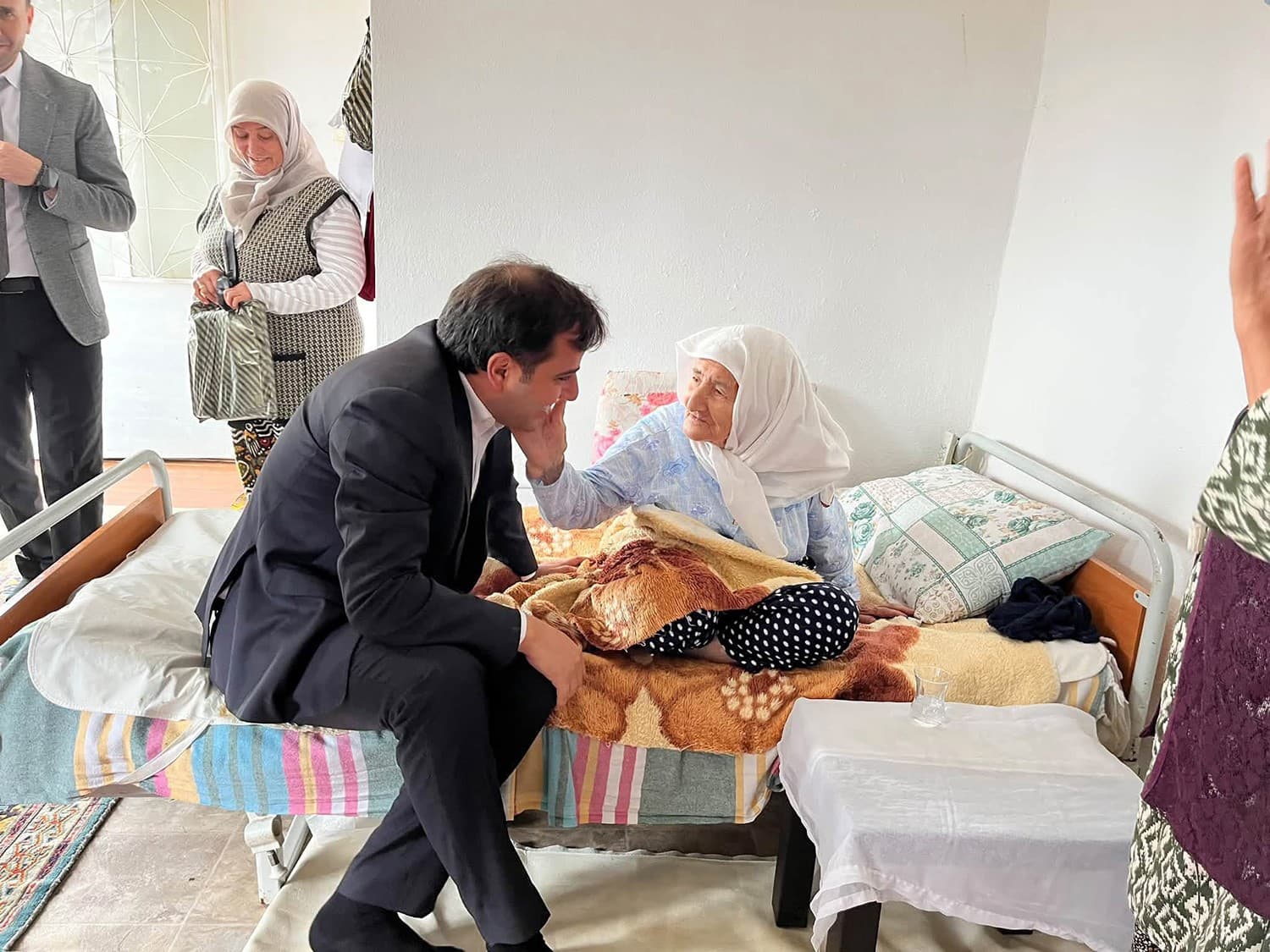 Kaymakam Altuntaş'tan Dünya Yaşlılar Günü'nde Anlamlı Ziyaret