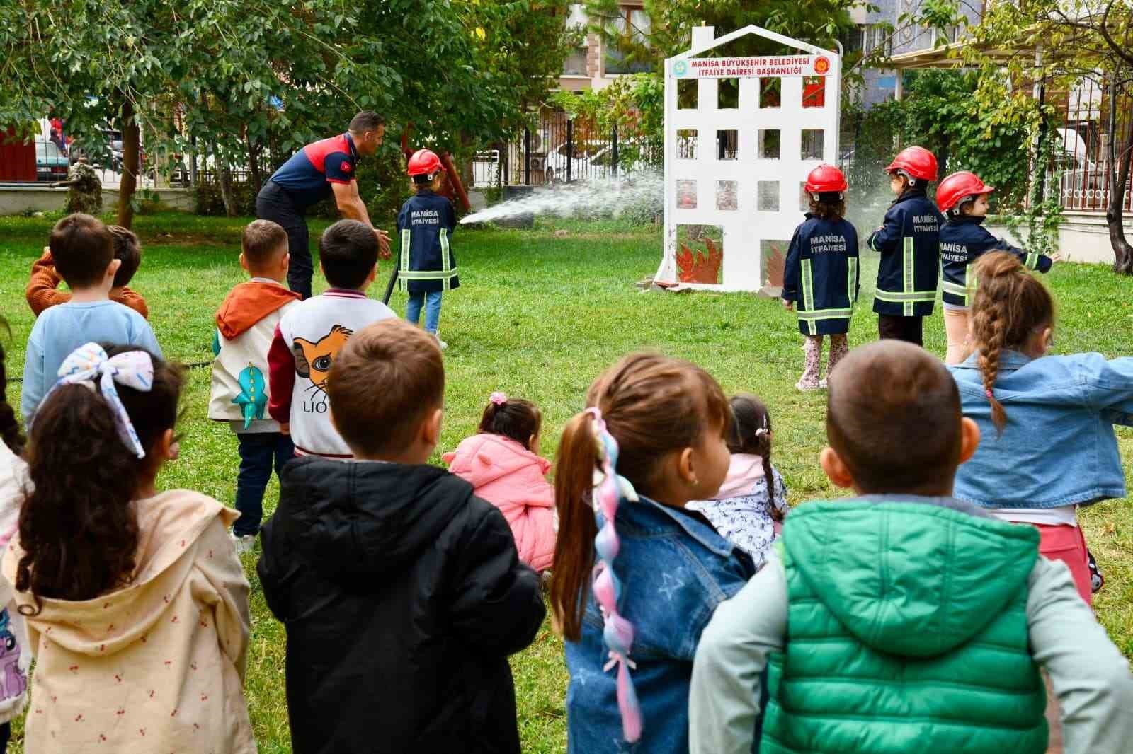 Minik Öğrenciler İtfaiyecilik Mesleğini Yerinde Öğrendi