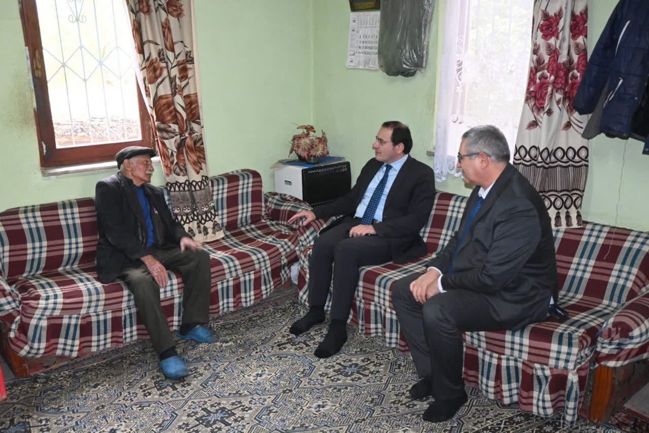 Çay Kaymakamı Türker'den Dünya Yaşlılar Günü'nde Anlamlı Ziyaret