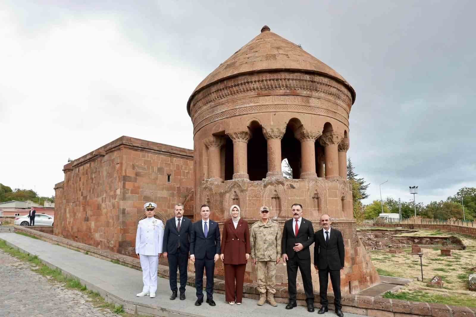 Bakan Yardımcısı Yiğitbaşı Ahlat'ın Tarihi Dokusunu İnceledi