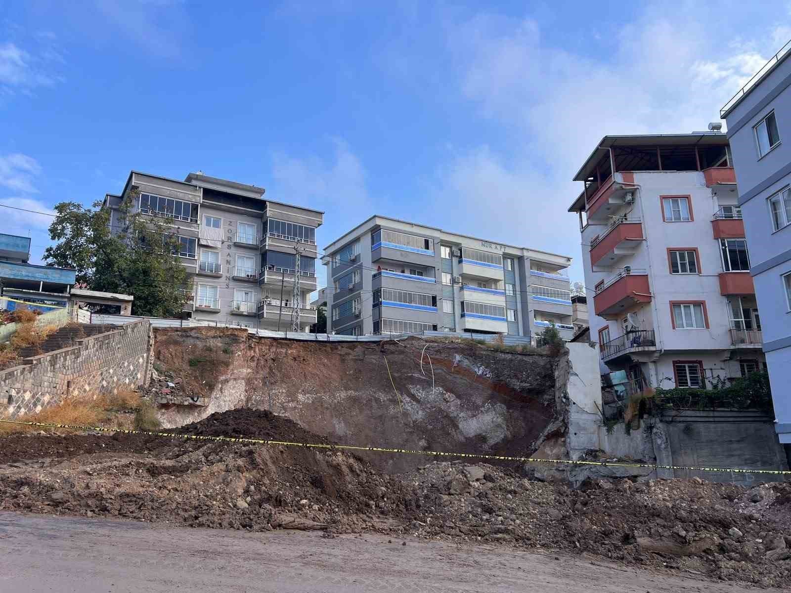Kahramanmaraş’ta İnşaat Kazısı Yolu Çökertti: Mahalleli Gece Korkudan Uyuyamıyor