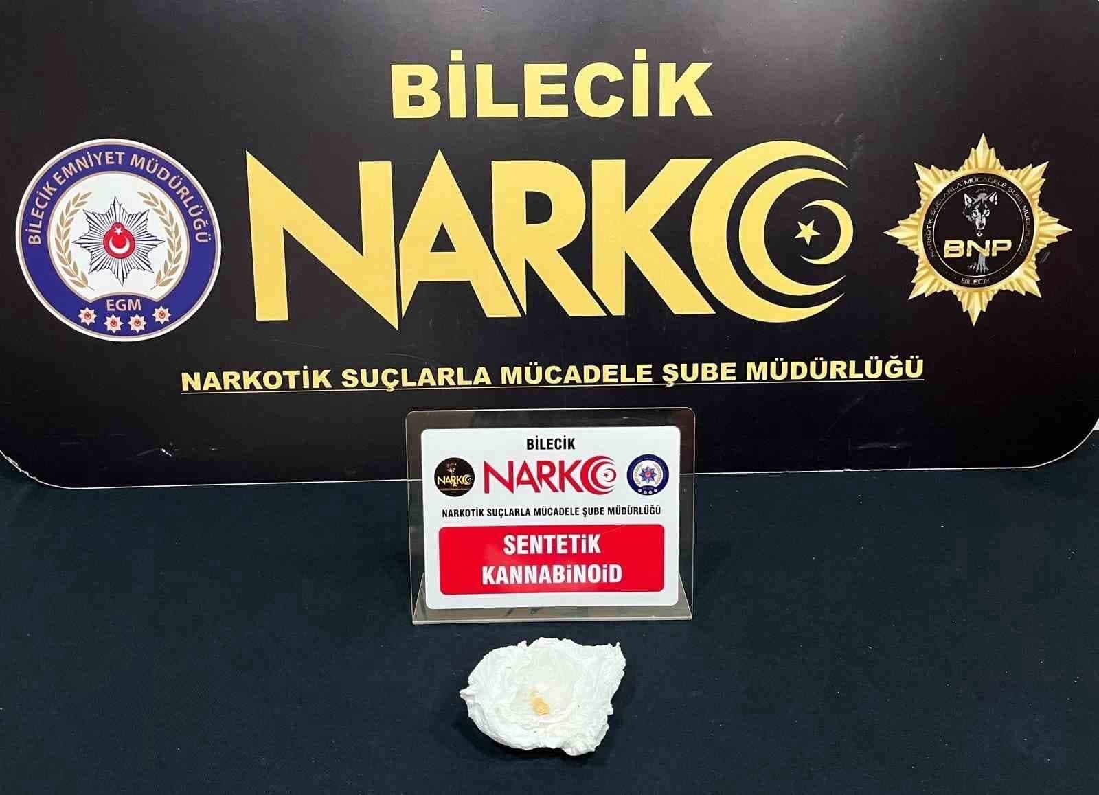 Bilecik'te Polis Devriyesine Takılan Şüpheli Araçta Bonzai Ham Maddesi Bulundu
