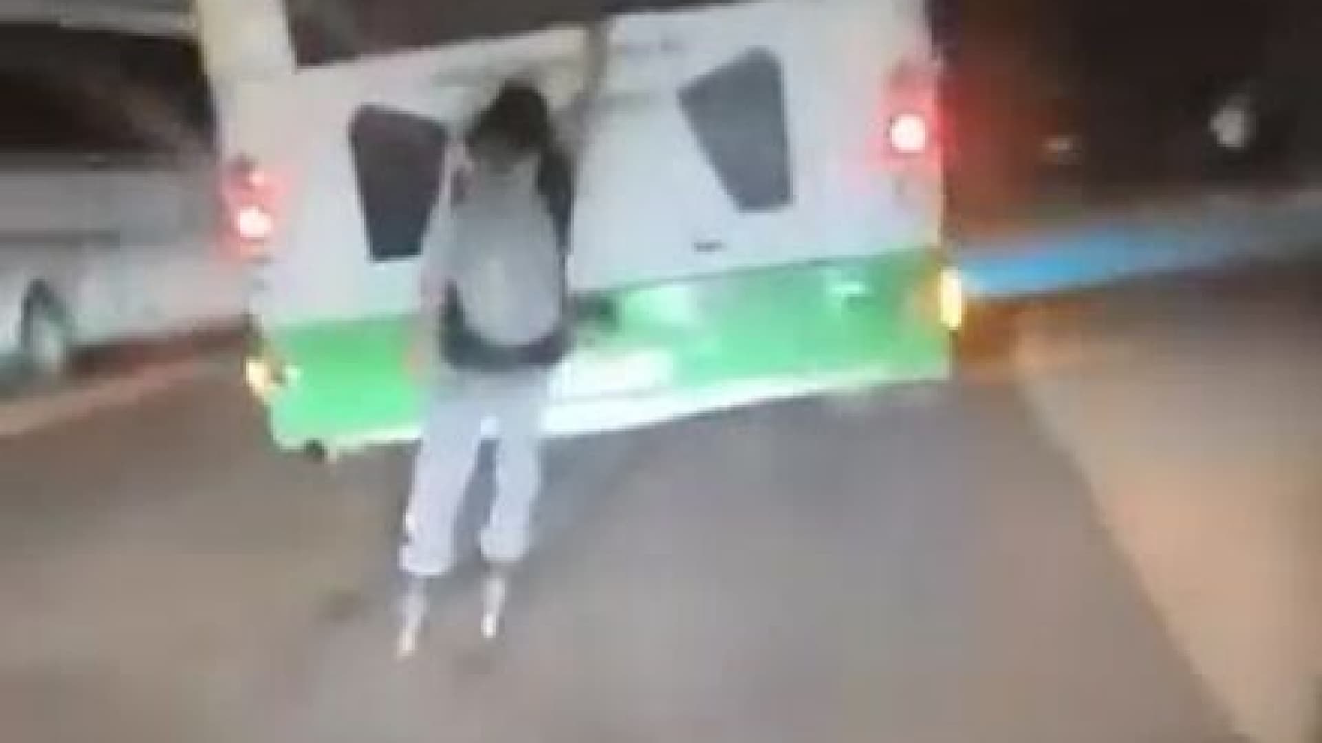 Bursa'da Patenli Gencin Tehlikeli Otobüs Yolculuğu Kamerada