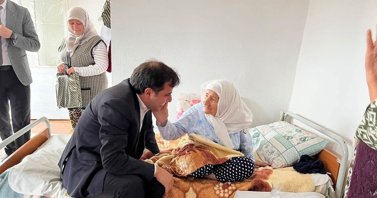 Kula Kaymakamı Altuntaş’tan Yaşlılara Anlamlı Ziyaret
